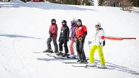 Scouts learning how to ski